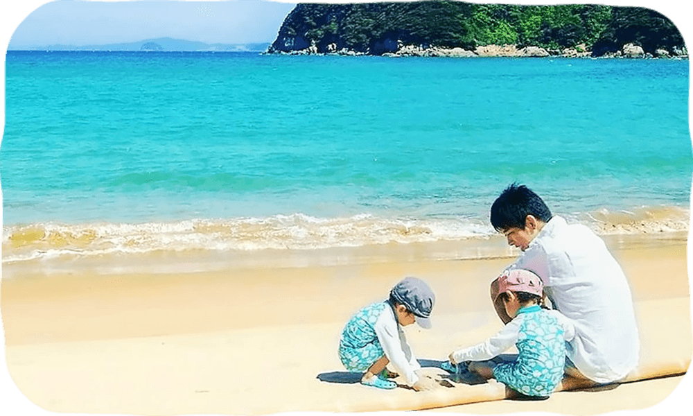 海辺で遊ぶ親子