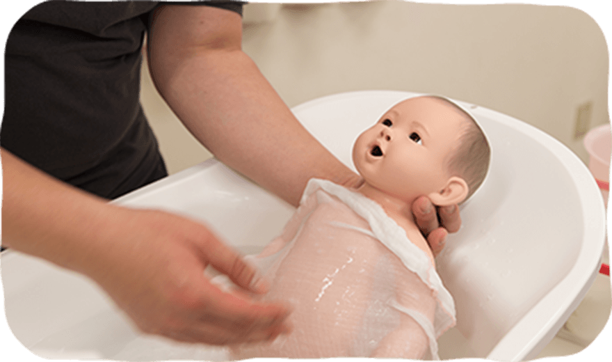 赤ちゃん人形を使った沐浴体験