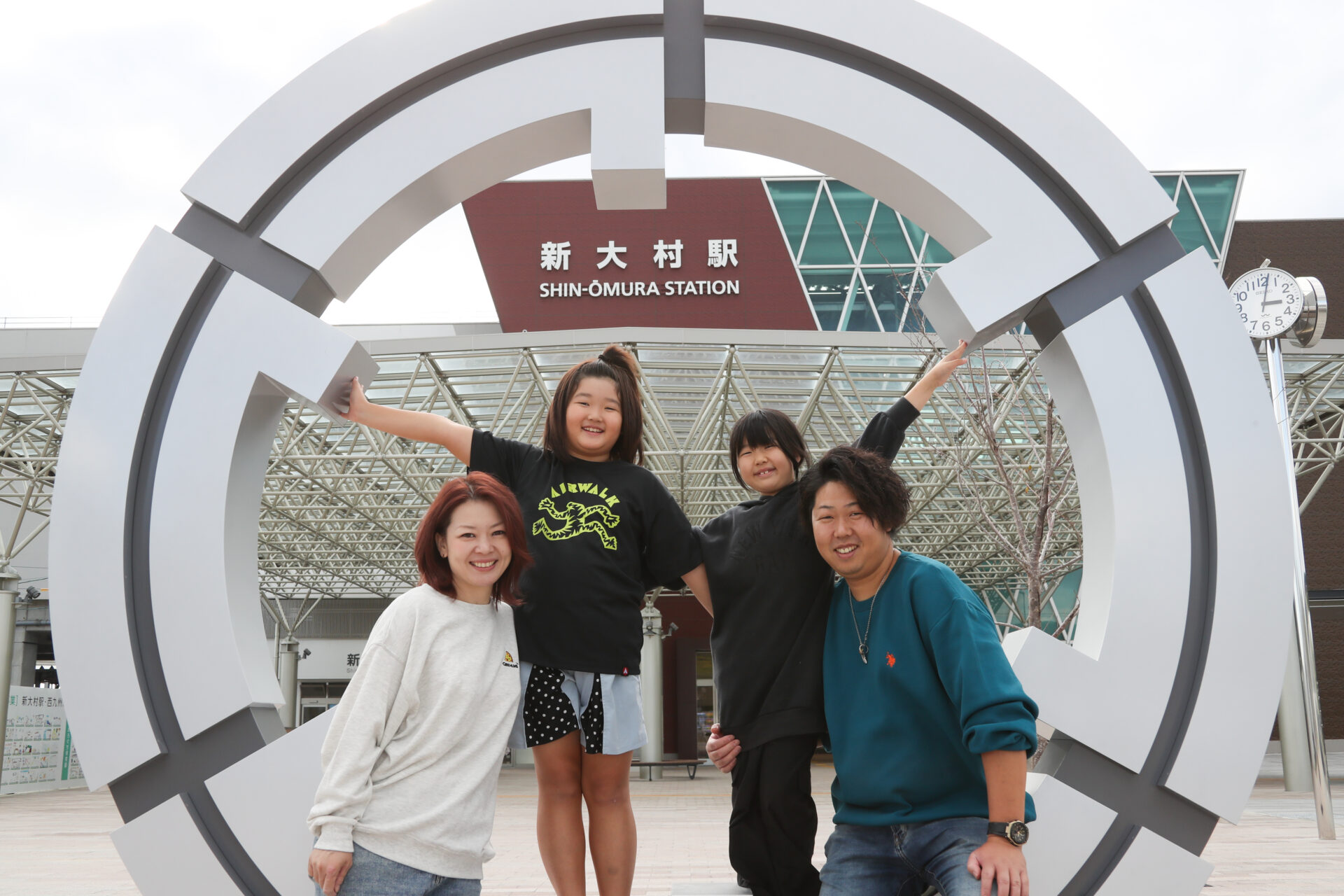 JR新大村駅前で写真撮影する山本さんご家族