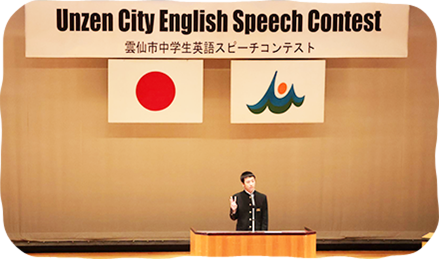 中学生英語スピーチコンテストでスピーチをする男の子