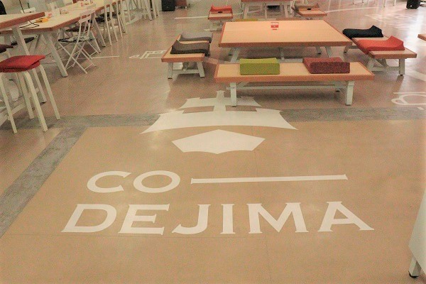 床に描かれた「CO-DEJIMA」