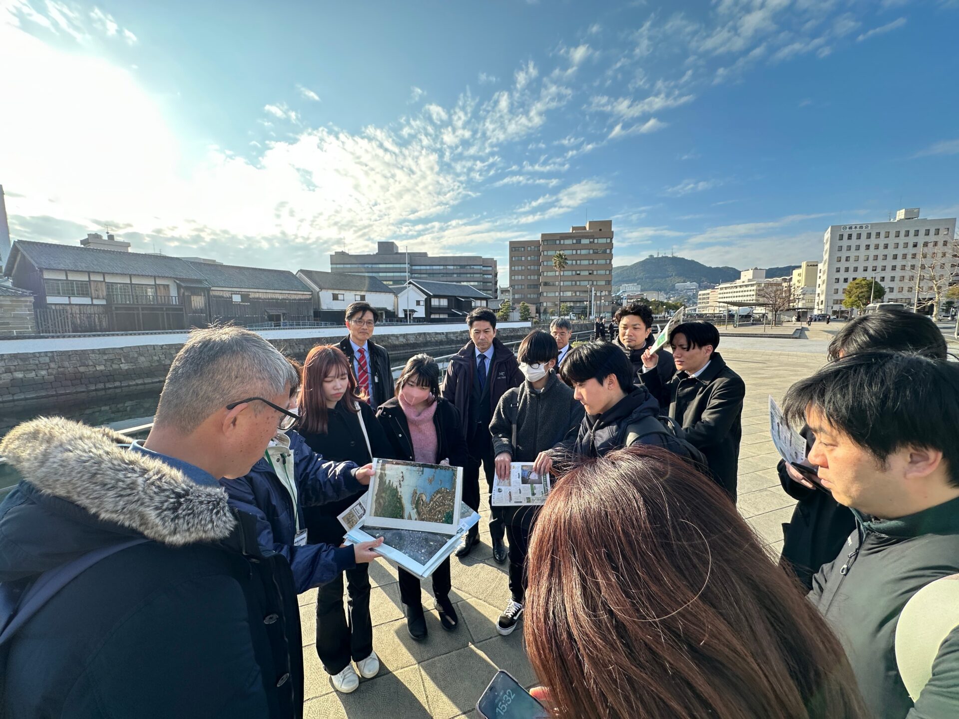 長崎市内を散策するようす