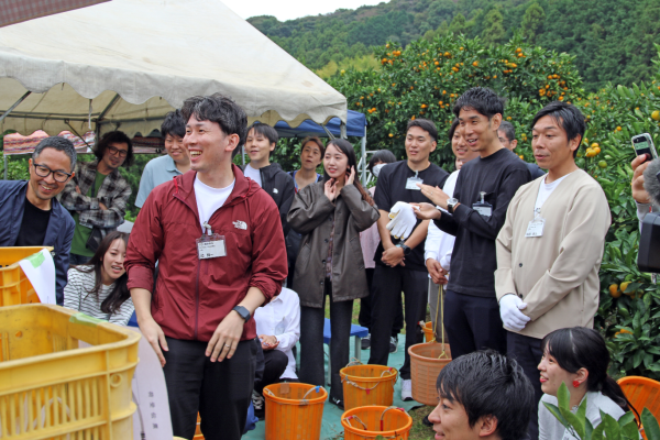 大草地区でみかん狩りをするようす