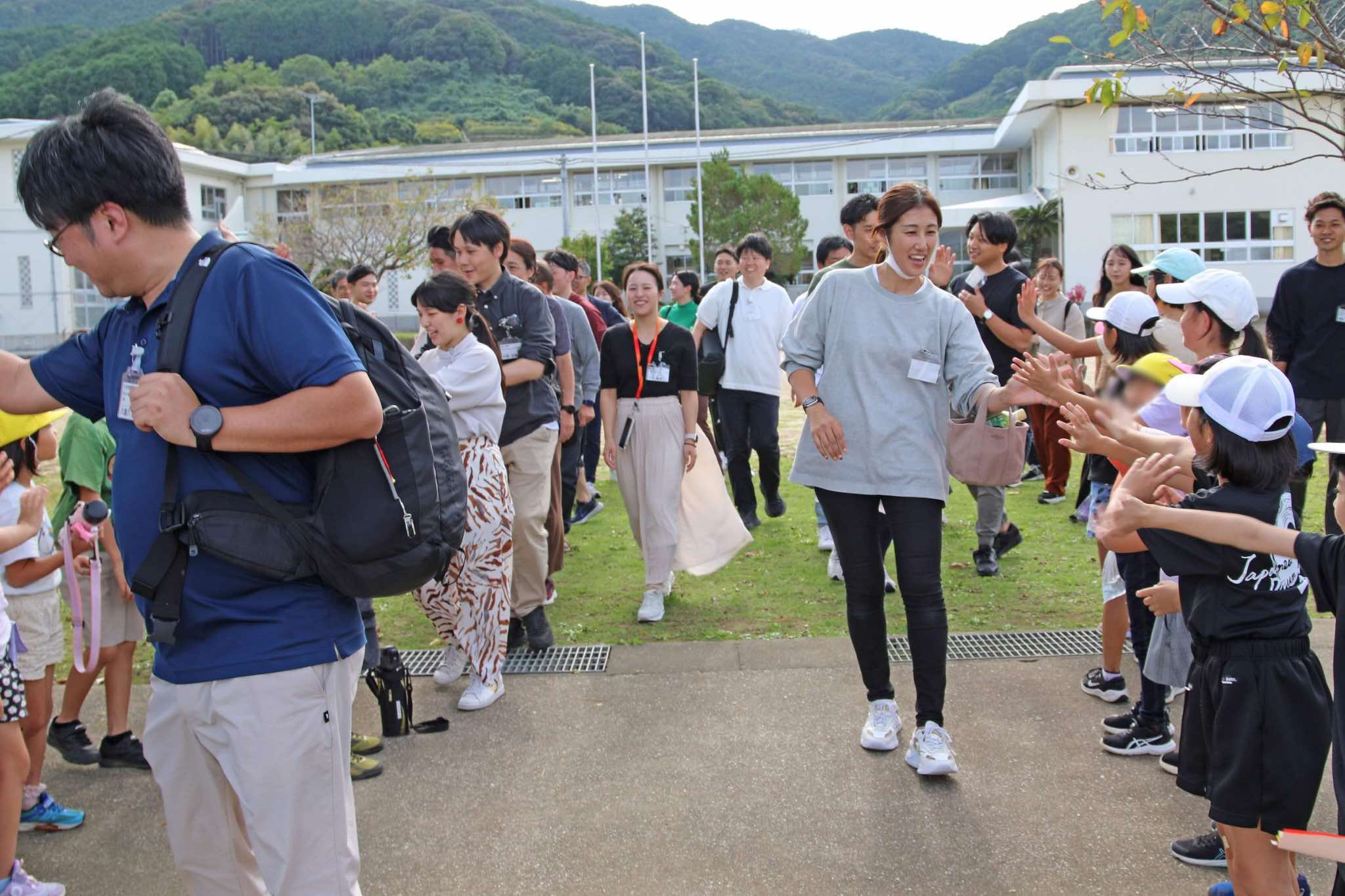 小学生と交流するようす