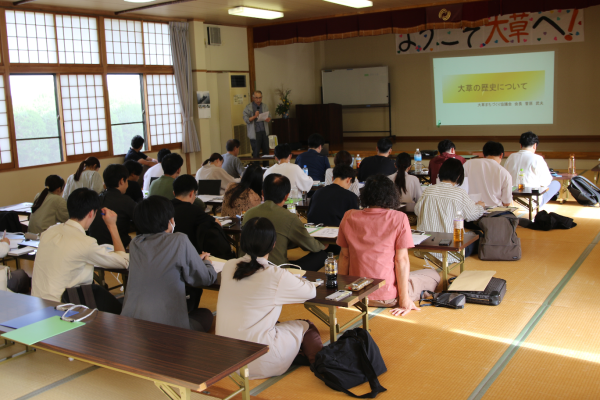 大草の歴史や現状について長崎大学の教授から学ぶようす