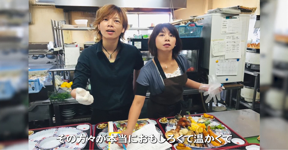 手伝いをする中尾さんと友人