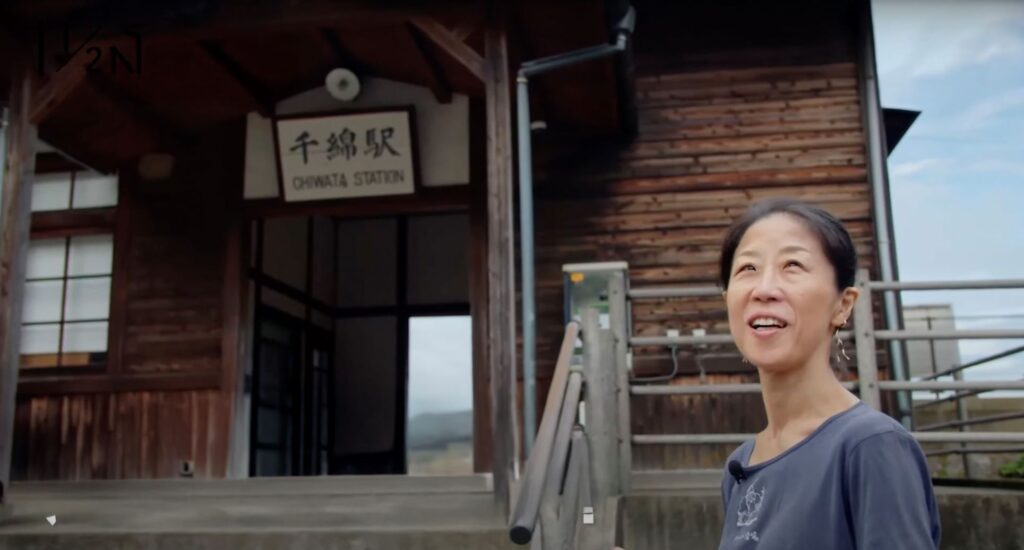 千綿駅前で取材を受ける齊藤さん
