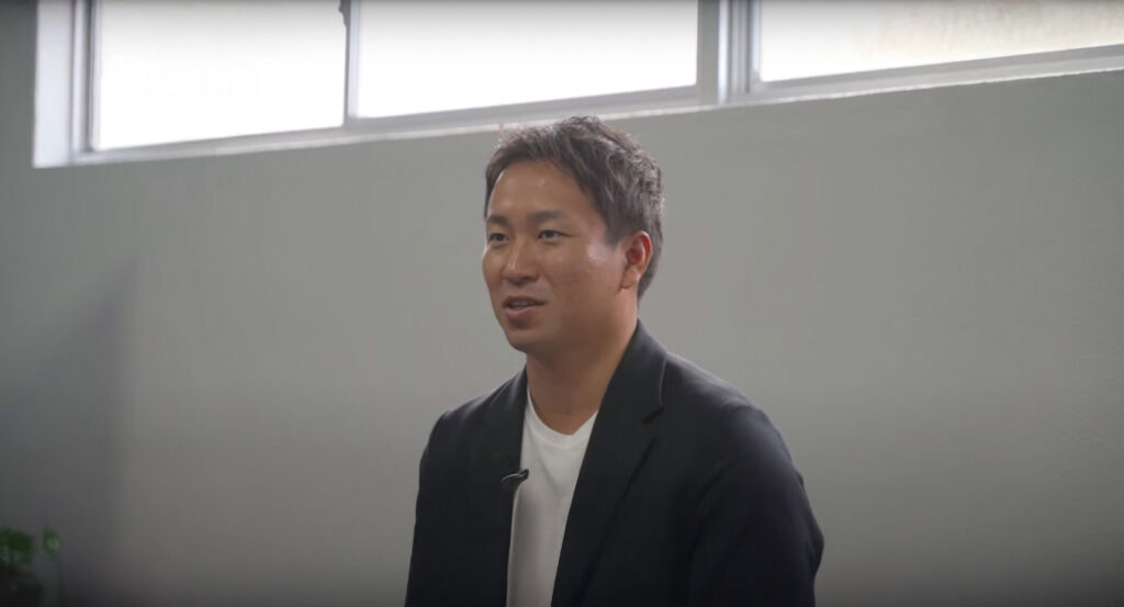 取材を受ける田山さん