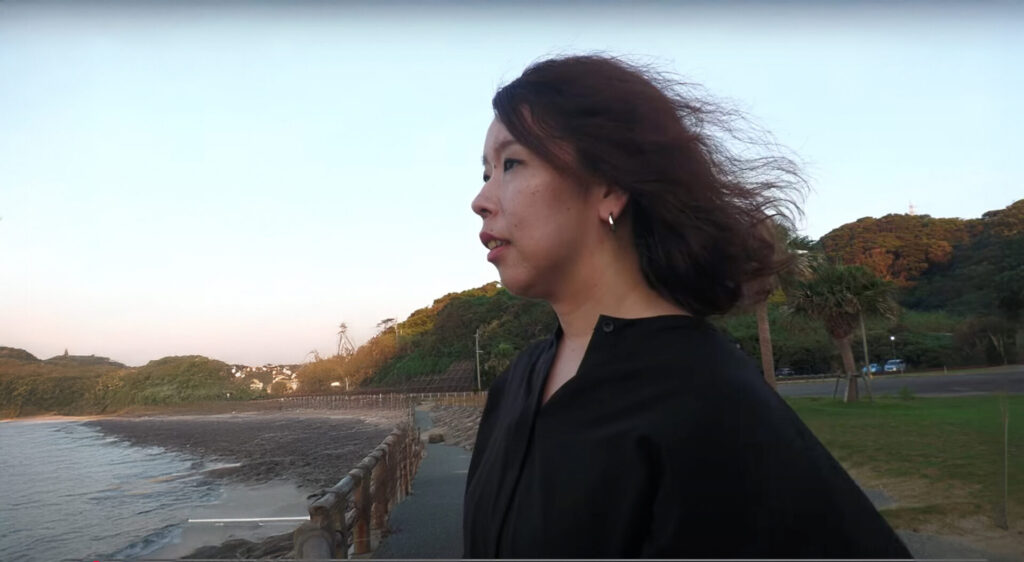 取材を受ける拝崎麻衣さん