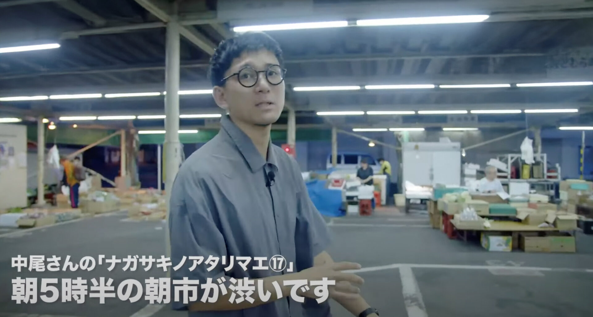 朝市で取材に応じる中尾さん