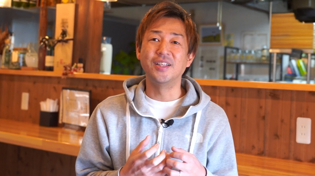 取材を受ける 藤田耕司さん