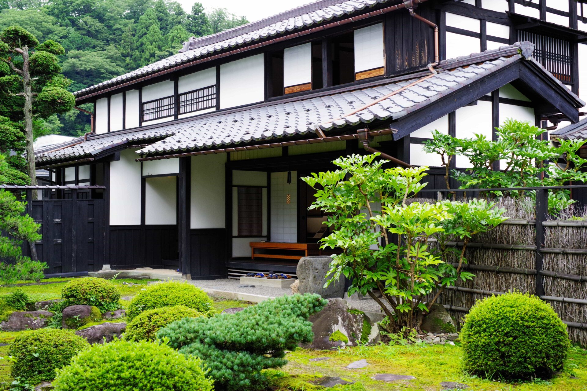 一軒家を庭から撮った画像