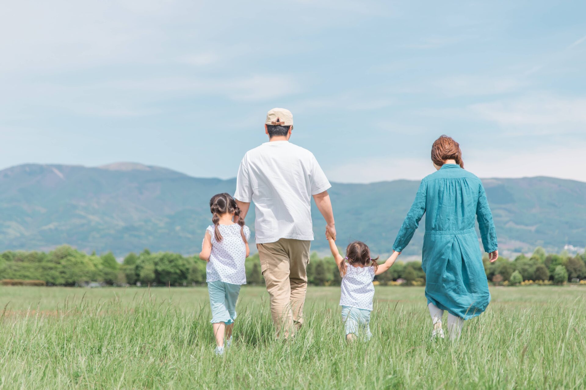 家族が田舎でスローライフをしている写真