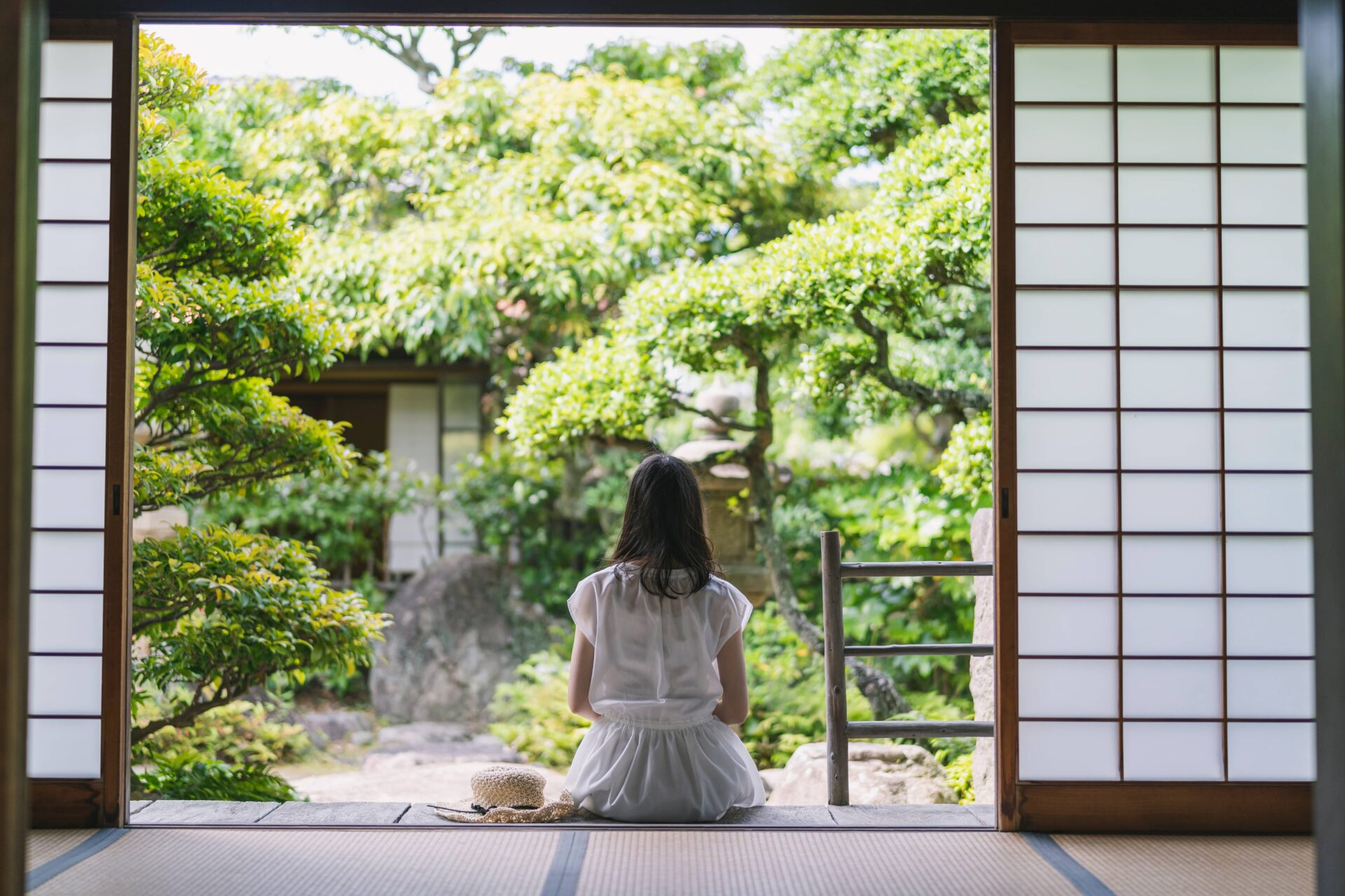 縁側で女性が座っている画像