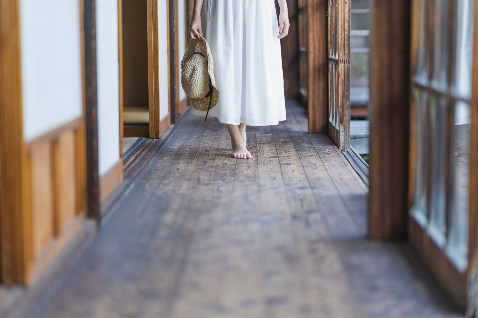 廊下を女性が歩いている画像