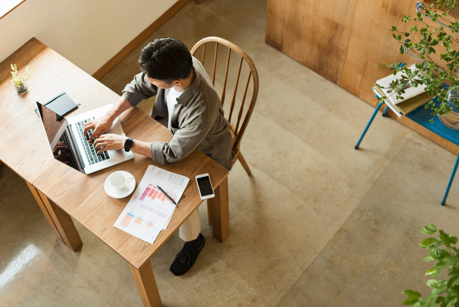 男性がカフェで仕事をしている画像