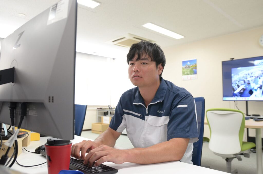 取材を受ける 桑岡育さん