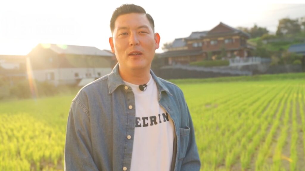 取材を受ける 江藤知裕さん