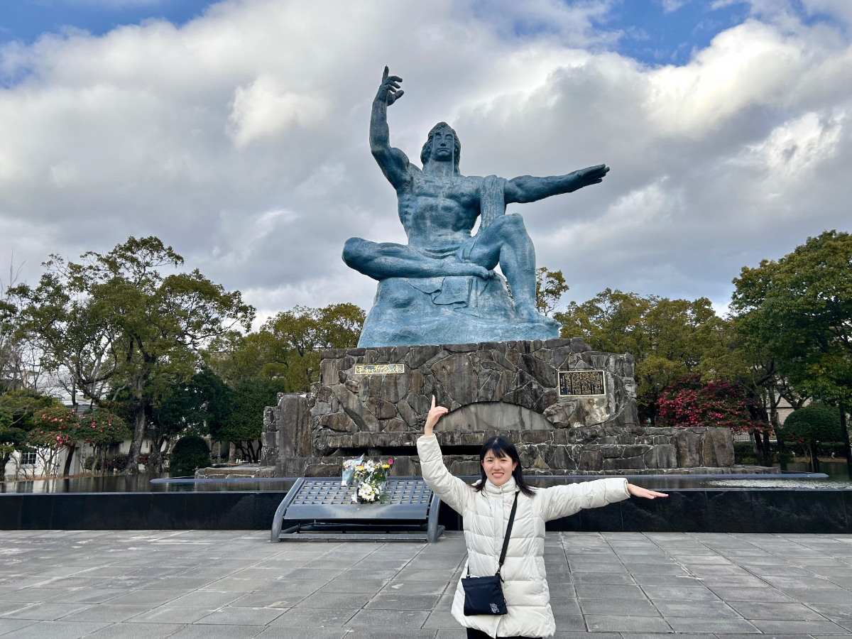 平和祈念像の前での撮影