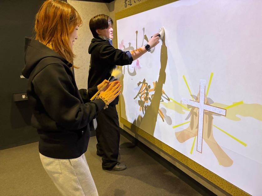 平戸城デジタル書道体験のようす