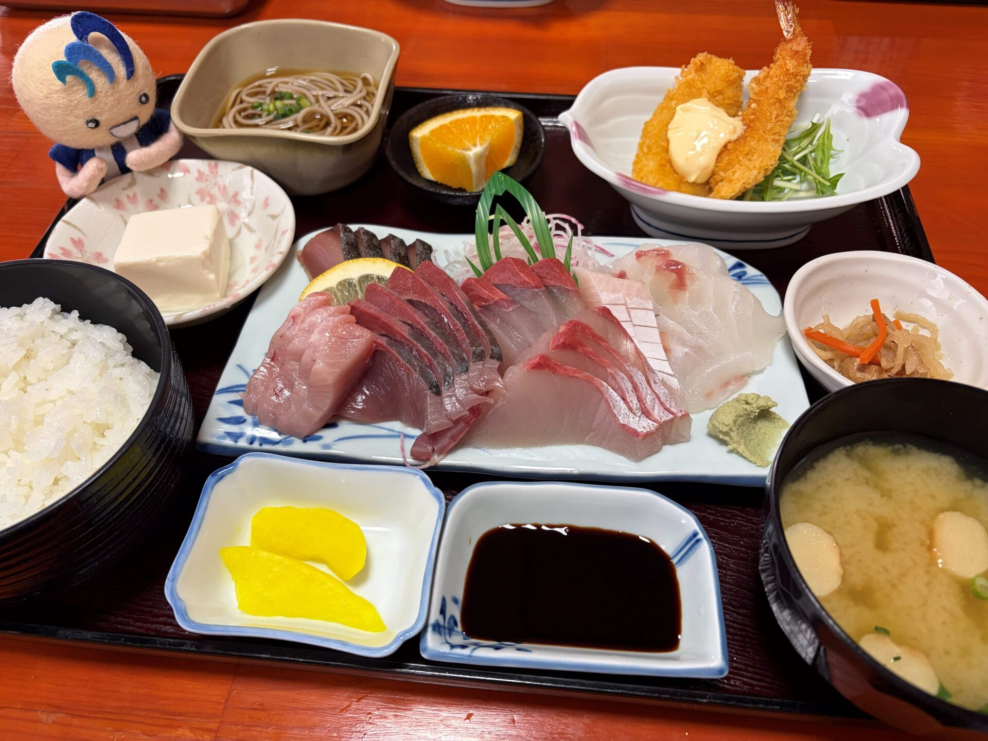 平戸市にある食堂萬福の刺身定食