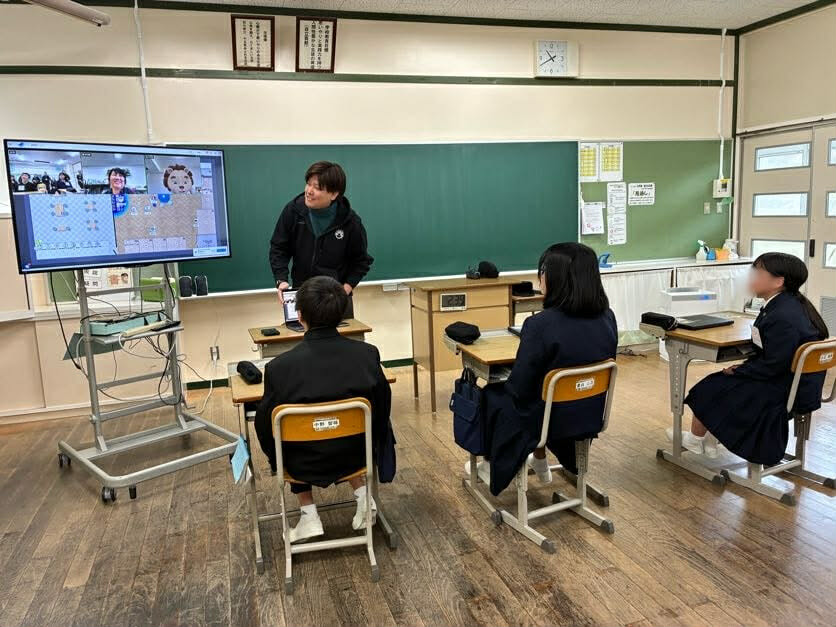 大島中学校で特別授業を行うようす