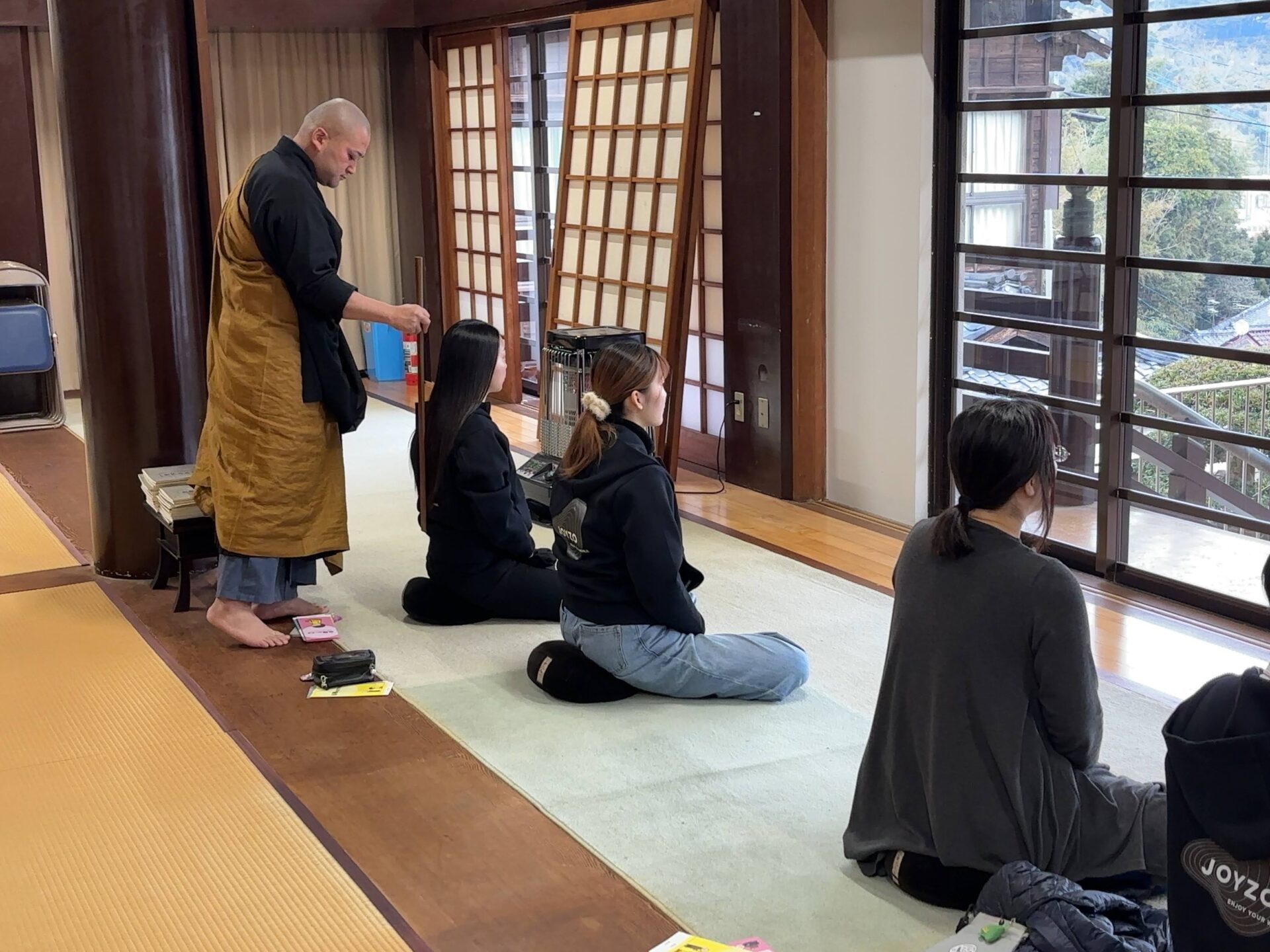 平戸市の瑞雲寺で座禅体験のようす